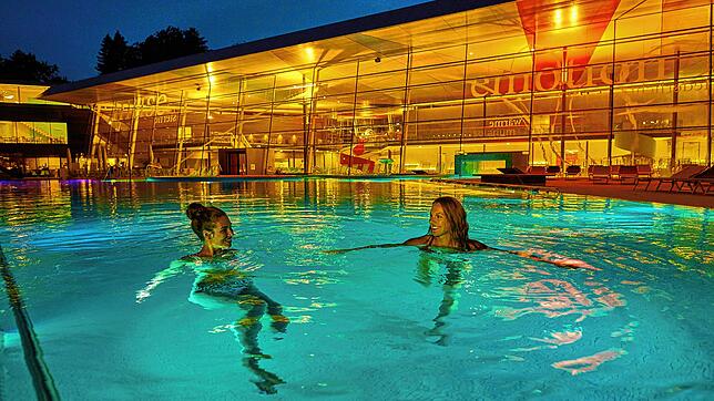 (Archivbild) Das Wasser im Panorama-Pool der Bodensee-Therme Konstanz hat in der Regel 35 Grad.