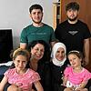 Ibrahim (links) und Hussam Haj Issam mit ihrer Mutter Entisar Abduljalill (zweite von links), den Schwestern Maria und Mila sowie Meri ...