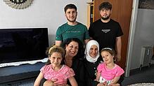 Ibrahim (links) und Hussam Haj Issam mit ihrer Mutter Entisar Abduljalill (zweite von links), den Schwestern Maria und Mila sowie Meri ...