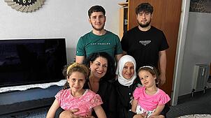 Ibrahim (links) und Hussam Haj Issam mit ihrer Mutter Entisar Abduljalill (zweite von links), den Schwestern Maria und Mila sowie Meri ...