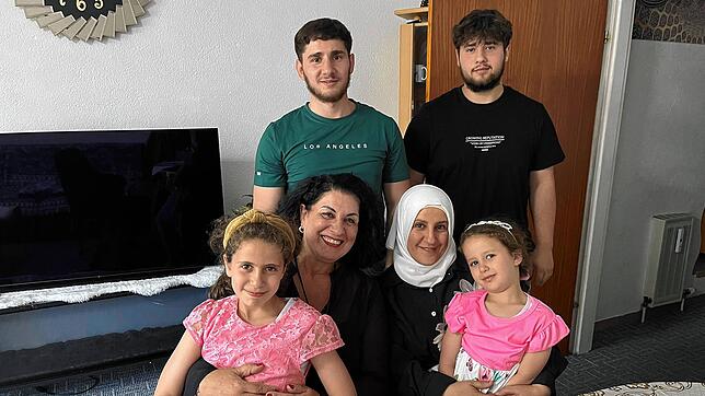 Ibrahim (links) und Hussam Haj Issam mit ihrer Mutter Entisar Abduljalill (zweite von links), den Schwestern Maria und Mila sowie Meri ...