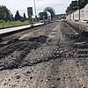 Die Fahrbahndecke wird erneuert.