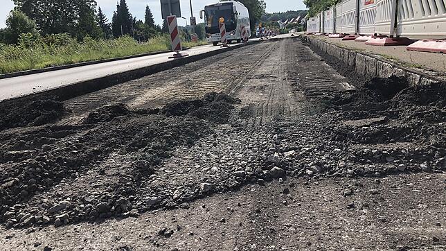 Die Fahrbahndecke wird erneuert.