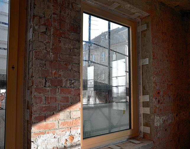 Blick von drinnen nach draußen: Die Holzfenster sind schon eingebaut.