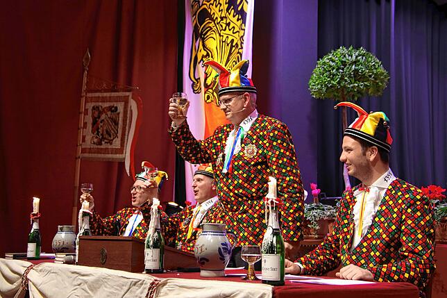 Säckelmeister Oliver Kaufmann, Laufnarrenvater Michael Zehnle, Narrenrichter Jürgen Koterzyna und Narrenschreiber Marcel Reiser erheben ...