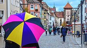 Wo Regen gefährlich werden kann, zeigt die Stadt auf. Foto: Roland Sprich