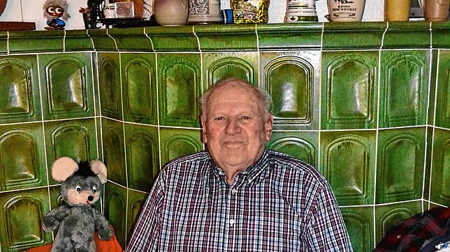 Kachelöfen sind seine Leidenschaft: Nun wird Walter Kaiser 90. Bild: Christiane Sahli