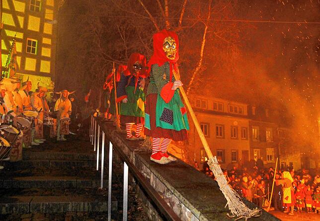 Bild 19: Schaurige Akrobatik: So fliegen die Urhexen übers lodernde Hexenfeuer