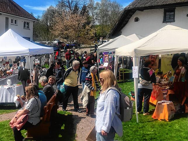 Besucher beim Ostermarkt.