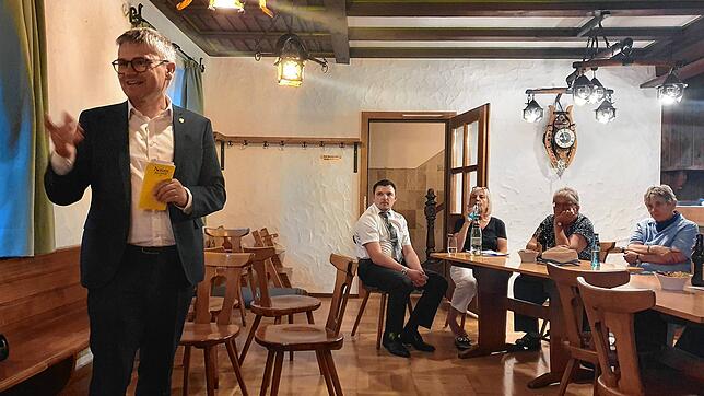 Weißes Hemd, Anzug: Frank Bonath im Nordstetter Hof. In der Hand hat er sein Notizbuch, er liest daraus vor und schreibt teilweise mit.