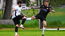 Kein Durchkommen: Steven Bertolotti (links, gegen Yannik Böhler) vom Pokalverteidiger SG FC Wehr/Brennet unterlag im Duell der ...