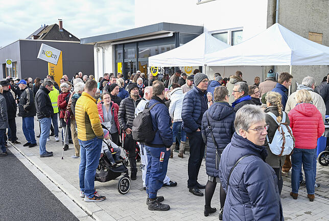 Gut besucht: Die Einladung der Stadt Radolfzell nahmen am Sanstag etliche Anwohner der Konstanzer Straße an.