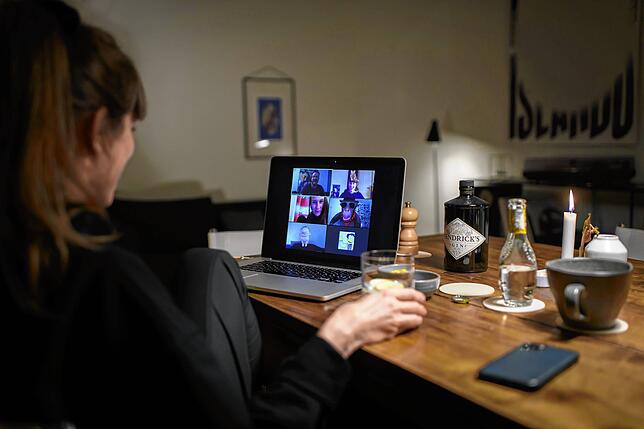 Ein Bildschirm und viele Gesichter – eine Video-Konferenz hat ihren Charme.
