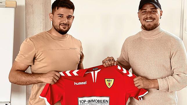 Neuer Torwart: Sportlicher Leiter Julian Jäger vom FSV Rheinfelden freut sich über die Verpflichtung von Oguz Ozan (links), der vom FC ...