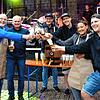 Nach dem Faßanstich von links: Rainer Stolz (Bürgermeister), Jürgen Koterzyna (Narrenrichter), Torben Müller (Yetis), Florian Kempter ...