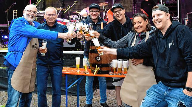 Nach dem Faßanstich von links: Rainer Stolz (Bürgermeister), Jürgen Koterzyna (Narrenrichter), Torben Müller (Yetis), Florian Kempter ...
