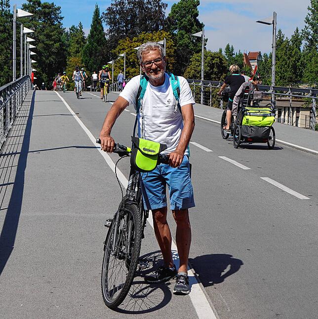 Grünen-Stadtrat Peter-Müller-Neff ist froh, dass es die Fahrrad- und Fußgängerbrücke gibt, die jeden Tag von mehreren Tausend Radlern ...