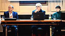 Mit ernsten Mienen verfolgen Ortsvorsteher Manfred Moosmann (von links), Gerhard Bosch und Linda Thierfeld den Verlauf der ...