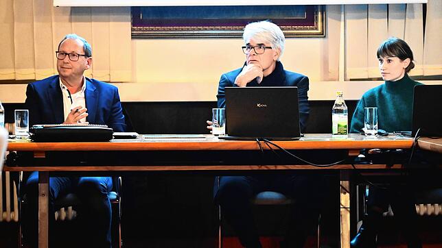 Mit ernsten Mienen verfolgen Ortsvorsteher Manfred Moosmann (von links), Gerhard Bosch und Linda Thierfeld den Verlauf der ...