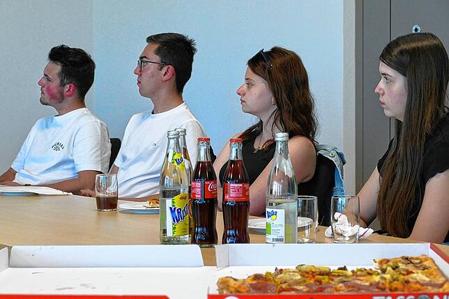 Politikunterricht und Pizza: Bürgermeister Severin Rommeler erläuterte seinen jungen Gästen, welche Aufgaben der Landkreis hat. | Bild: ...