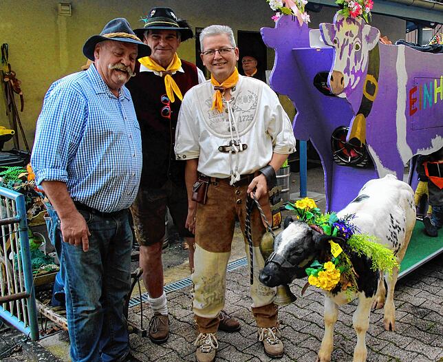 Bild 19: Dirndl und Lederhosen bestimmten das Bild beim Bräunlinger Almabtrieb