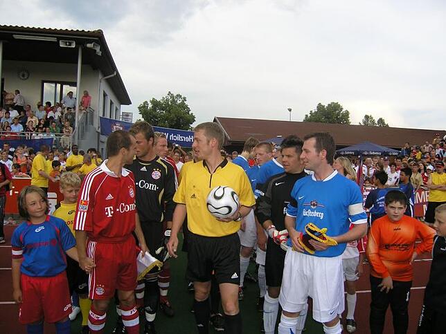 2006: Bayern München – links Kapitän Mehmet Scholl – gastiert vor 5000 Zuschauern im Anton-Mall-Stadion. Björn Werhan (rechts) führt den ...