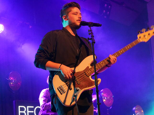 Daniele Cuviello überzeugte einmal mehr mit Gesang sowie mit Gitarre und Cajón.