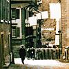 Die untere Hauptstraße in Laufenburg im April 1945: Aus den Fenstern hängen zum Zeichen der kampflosen Übergabe der Stadt weiße Flaggen. ...
