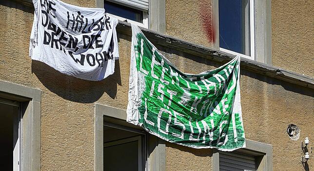 Hausbesetzung der Markgrafenstraße 10: Die Banner sollen auf den Wohnraumnotstand aufmerksam machen.