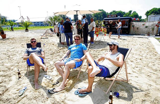 Archivfoto von den ersten Gästen der „See Oase“ im Juli 2021: Sebastian Behrend, Frieder Deuring und Kilian Kraus. Von ...
