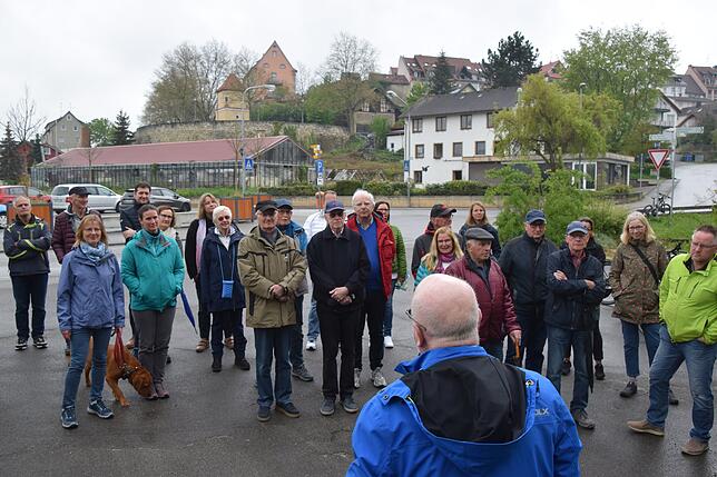 Die Interessierten hören der Präsentation zu. Sie stehen vor der ehemaligen Fundgrube gegenüber des Dillplatzes.