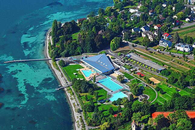 Die Bodensee-Therme in Konstanz aus der Luft fotografiert.