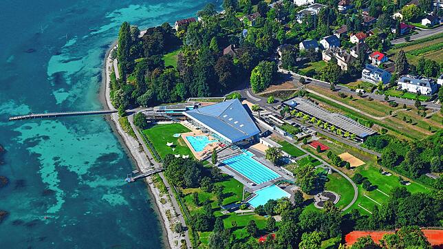 Die Bodensee-Therme in Konstanz aus der Luft fotografiert.