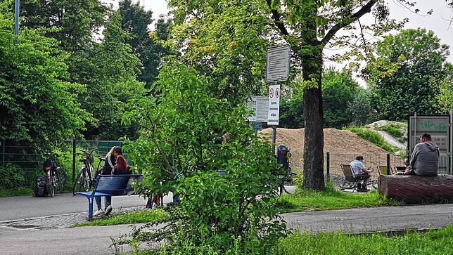 Die Trinker-Szene hat sich beim Skaterpark in der Kitzenwiese häuslich eingerichtet. Das Rauch- und Alkoholverbot wird einfach ignoriert.