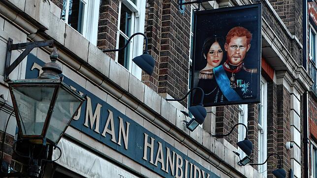 Ein Werbeplakat für &bdquo;Romeo und Julia&ldquo;? Nein, nur ein Schild am Pub des Duke of Sussex in London.