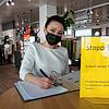 Ein Bild aus vergangenen Zeiten: Terminanmeldung und Maskenpflicht im Modehaus May in Tiengen im April 2021. Ein Jahr später entfällt ...