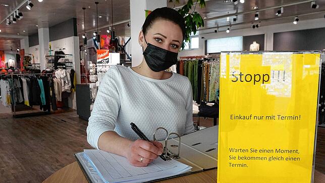 Ein Bild aus vergangenen Zeiten: Terminanmeldung und Maskenpflicht im Modehaus May in Tiengen im April 2021. Ein Jahr später entfällt ...