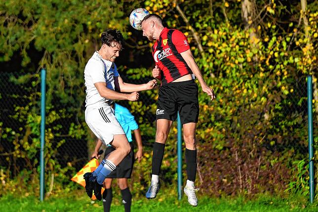 Großer Einsatz: Der Rheinfelder Vincent Kittel (rechts) springt am höchsten und setzt sich im Kopfballduell gegen den Laufenburger Paul ...