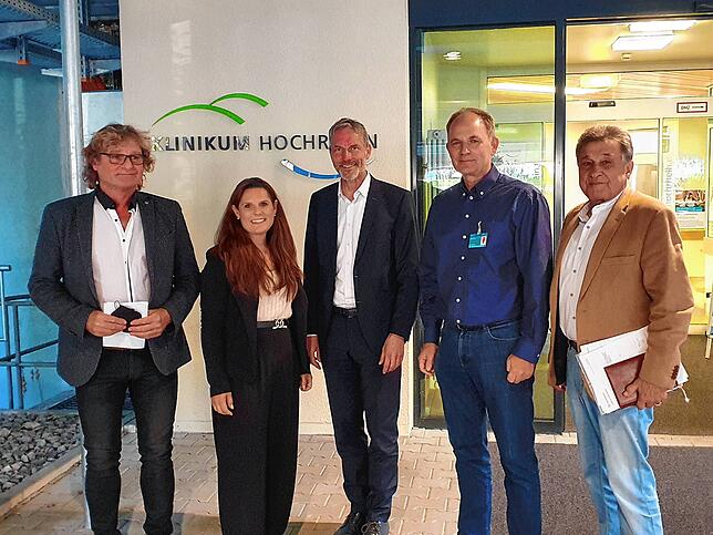 Ein Bild von der Lage vor Ort machten sich die drei FDP-Kreisräte Harald Ebi, Carolin Welsch (von links) und Klaus Denzinger (rechts) ...