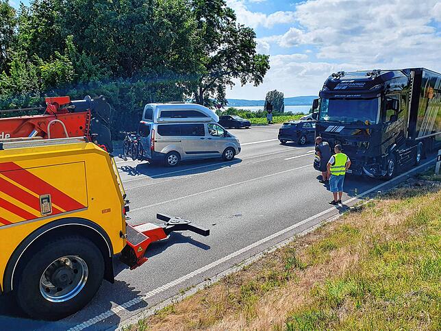 Die Zugmaschine dieses Lastwagens musste nach dem Zusammenstoß abgeschleppt werden.