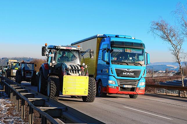 Die Landwirte bremsen bei Löffingen den Verkehr auf der B31 aus.