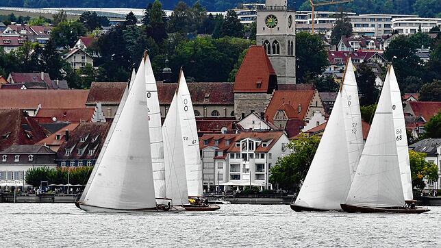 Die Strömung im Bodensee vor Überlingen war so stark, dass es nicht nur die Schwimmer, sondern auch die Segler zu spüren bekommen haben, ...