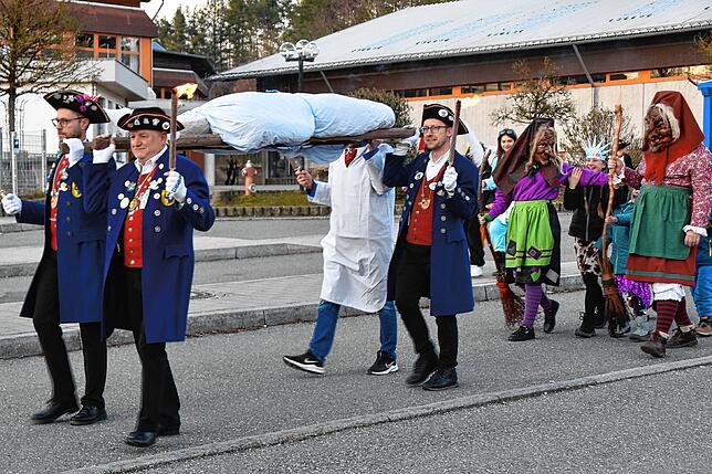 Bild 11: Narren feiern Rosenmontag mit Kindernachmittag und Fackelzug