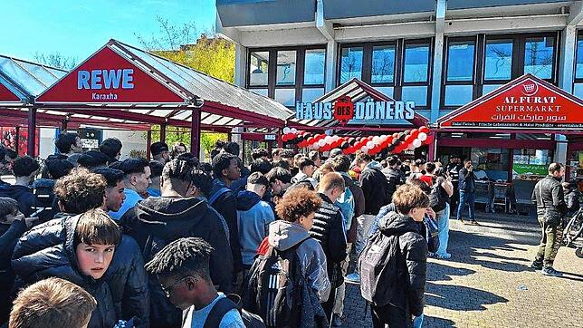 Bild 7: Hunderte Konstanzer warten auf den 1-Cent-Döner: Unglaubliche Szenen in Bildern festgehalten