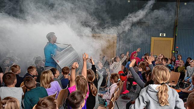 Vor allem auch die mit Hilfe eines einfachen Behälters erzeugten Wirbelringe faszinieren die Schüler. Foto: Gerd Jerger