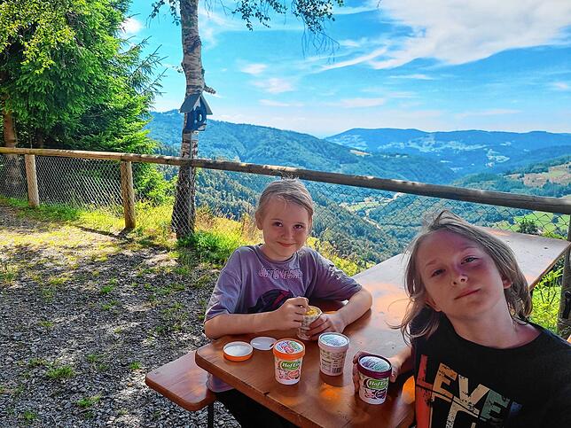 Schöne Aussicht vom Berggasthaus Hasenhorn aus ins Wiesental. Die kleine Erfrischung wissen Melina und Philipp zu schätzen.