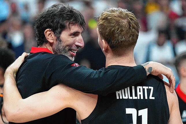 Deutschlands Cheftrainer Alex Mumbru feiert mit Justus Hollatz nach dem Sieg