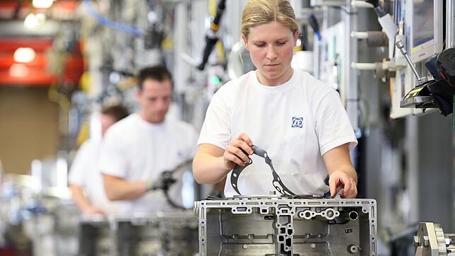 ZF-Mitarbeiter in der Getriebemontage in Friedrichshafen. Bisher profitierte die Belegschaft von einer großzügigen Betriebsrente. Doch ...