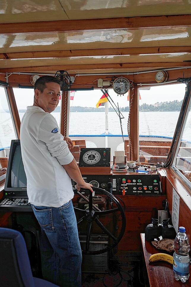 Während der Fahrt ist sein Platz im Steuerhaus: Schiffsführer Philip Nachbauer.