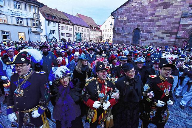 Fasnet-Sonntag Villingen: Übergabe des Rathausschlüssels, zu Hunderten füllen die Villinger den Münsterplatz. Denkbar trotz Corona? ...